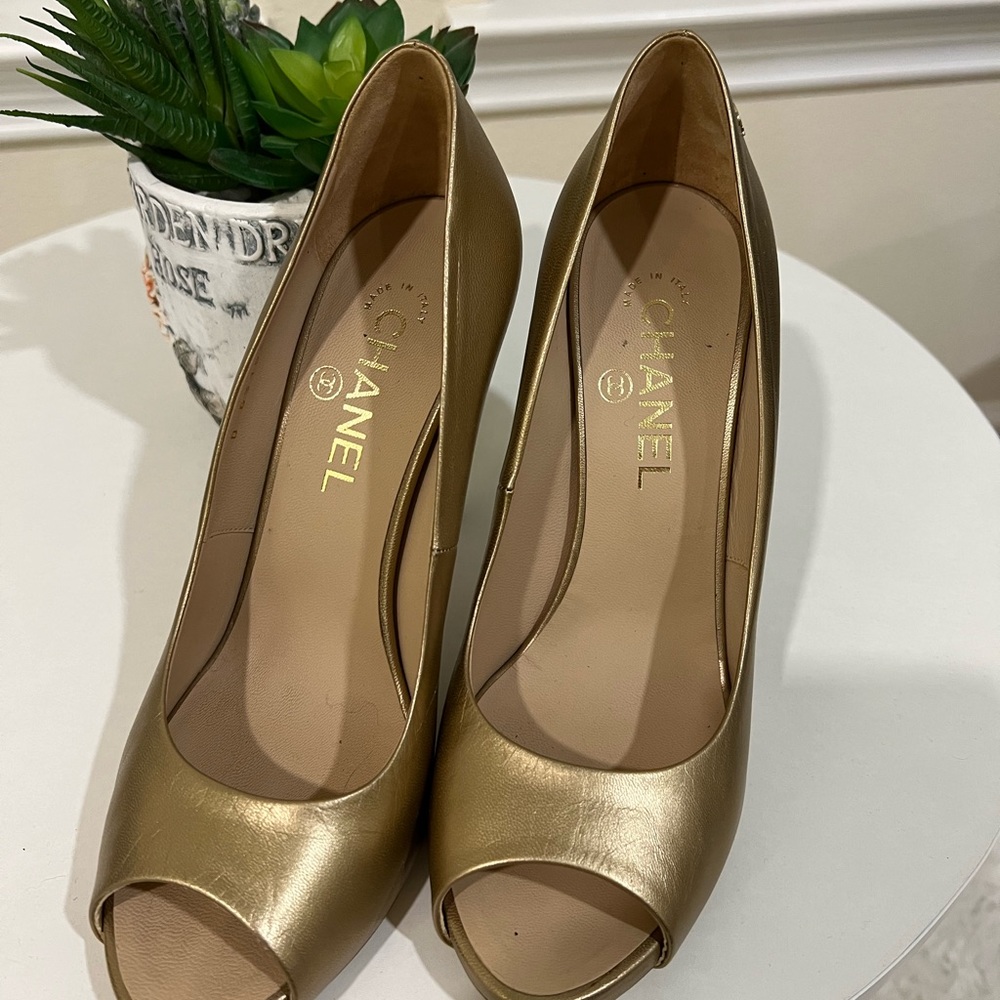 Authentic 100% Chanel Beige Leather CC Open Toe Pearl Heel Pumps Size9